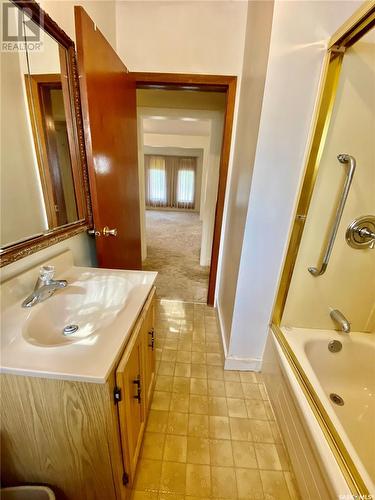 621 Herbert Street, Brownlee, SK - Indoor Photo Showing Bathroom