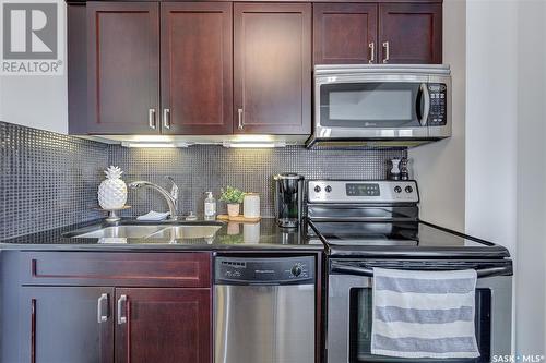 603 320 5Th Avenue N, Saskatoon, SK - Indoor Photo Showing Kitchen With Double Sink With Upgraded Kitchen