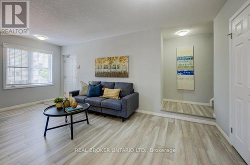 8H - 1460 Highland Road W, Kitchener, ON - Indoor Photo Showing Living Room