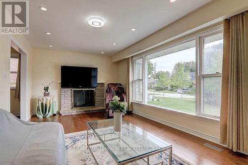 96 Baker Avenue W, Richmond Hill (Crosby), ON - Indoor Photo Showing Living Room