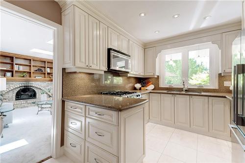 306 Oakwood Court, Burlington, ON - Indoor Photo Showing Kitchen