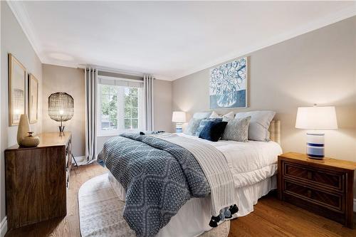 306 Oakwood Court, Burlington, ON - Indoor Photo Showing Bedroom