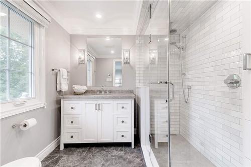 306 Oakwood Court, Burlington, ON - Indoor Photo Showing Bathroom