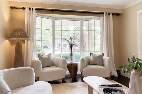 306 Oakwood Court, Burlington, ON - Indoor Photo Showing Living Room