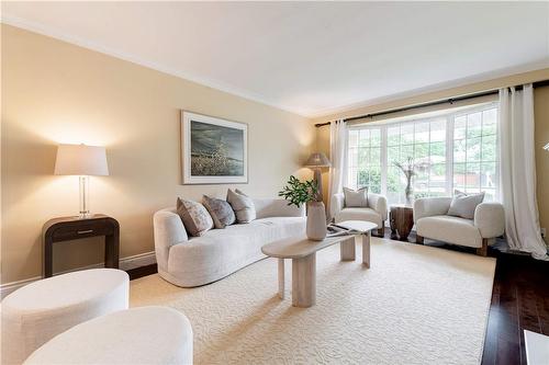 306 Oakwood Court, Burlington, ON - Indoor Photo Showing Living Room