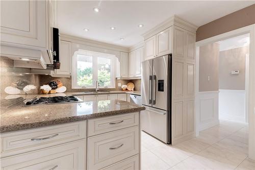 306 Oakwood Court, Burlington, ON - Indoor Photo Showing Kitchen