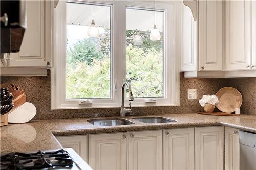 306 Oakwood Court, Burlington, ON - Indoor Photo Showing Kitchen