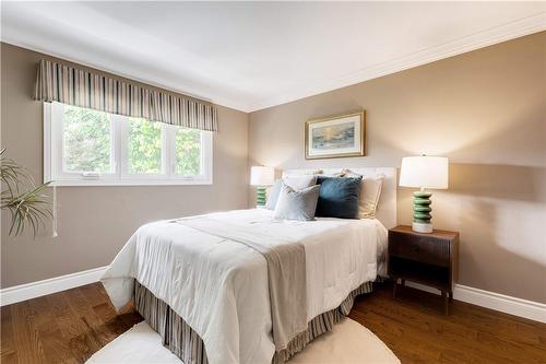 306 Oakwood Court, Burlington, ON - Indoor Photo Showing Bedroom