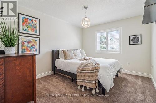 17 Winegarden Trail, Hamilton (Dundas), ON - Indoor Photo Showing Bedroom