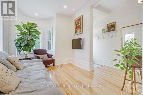 18 Rockwood Street, Ottawa, ON - Indoor Photo Showing Living Room