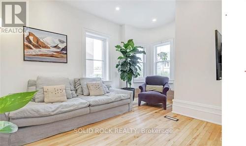 18 Rockwood Street, Ottawa, ON - Indoor Photo Showing Living Room