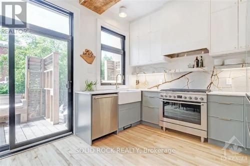 18 Rockwood Street, Ottawa, ON - Indoor Photo Showing Kitchen