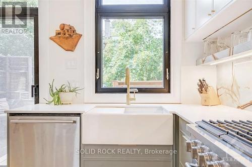 18 Rockwood Street, Ottawa, ON - Indoor Photo Showing Kitchen