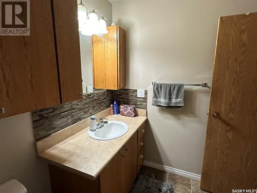 201 1832 Eaglesham Avenue, Weyburn, SK - Indoor Photo Showing Bathroom