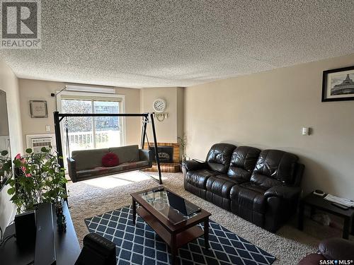 201 1832 Eaglesham Avenue, Weyburn, SK - Indoor Photo Showing Living Room