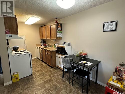 201 1832 Eaglesham Avenue, Weyburn, SK - Indoor Photo Showing Kitchen