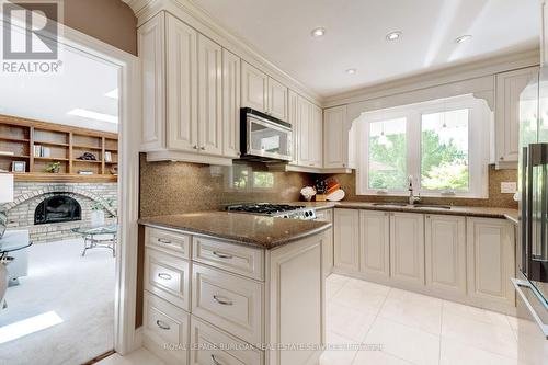 306 Oakwood Court, Burlington (Roseland), ON - Indoor Photo Showing Kitchen