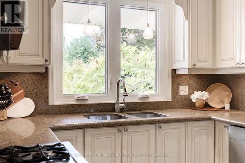 306 Oakwood Court, Burlington (Roseland), ON - Indoor Photo Showing Kitchen