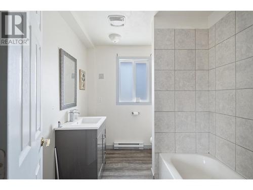 5030 Cousins Road, Peachland, BC - Indoor Photo Showing Bathroom