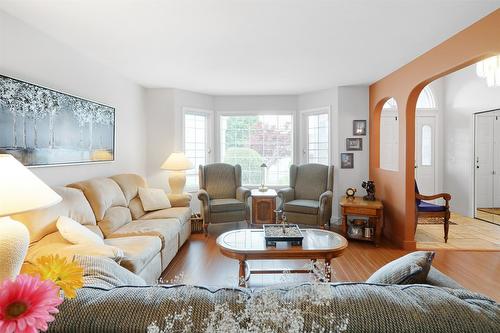 108-650 Lexington Drive, Kelowna, BC - Indoor Photo Showing Living Room