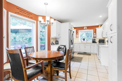 108-650 Lexington Drive, Kelowna, BC - Indoor Photo Showing Dining Room