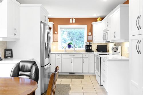 108-650 Lexington Drive, Kelowna, BC - Indoor Photo Showing Kitchen