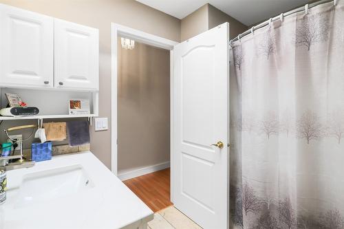 108-650 Lexington Drive, Kelowna, BC - Indoor Photo Showing Bathroom