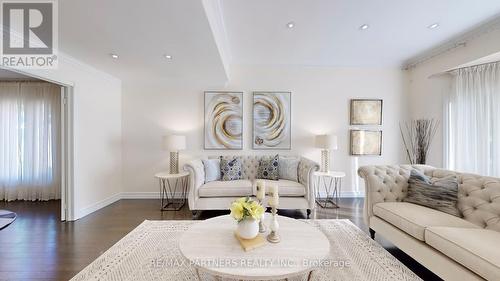 1 Fernwood Court, Richmond Hill, ON - Indoor Photo Showing Living Room