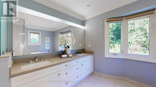 1 Fernwood Court, Richmond Hill, ON - Indoor Photo Showing Bathroom