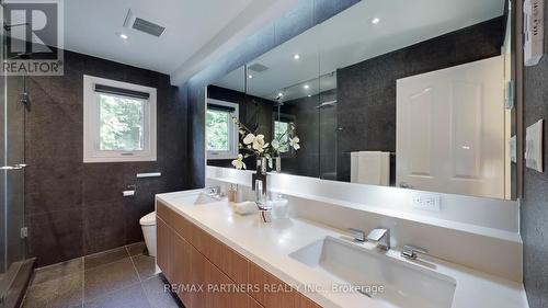 1 Fernwood Court, Richmond Hill, ON - Indoor Photo Showing Bathroom