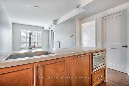 403-21 Clairtrell Rd, Toronto, ON - Indoor Photo Showing Kitchen