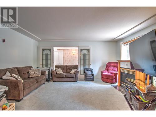 4731 20 Street Ne, Salmon Arm, BC - Indoor Photo Showing Living Room