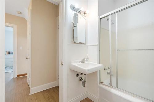 171 Arkell Street, Hamilton, ON - Indoor Photo Showing Bathroom