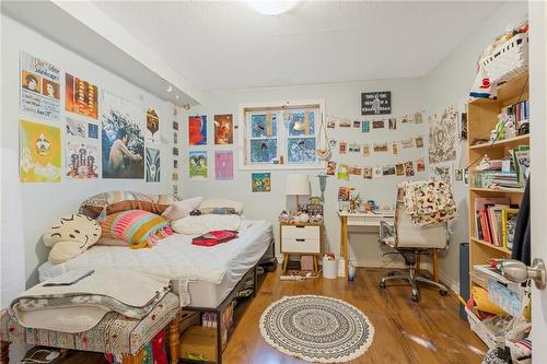 139 Whitney Avenue, Hamilton, ON - Indoor Photo Showing Bedroom