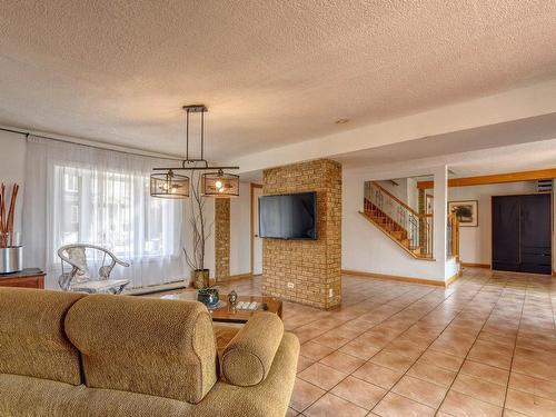 Salon - 15 Rue Alfred, Laval (Sainte-Rose), QC - Indoor Photo Showing Living Room