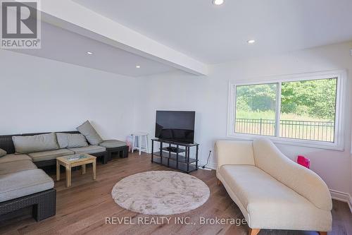 532 Ridgeway Road, Fort Erie, ON - Indoor Photo Showing Living Room