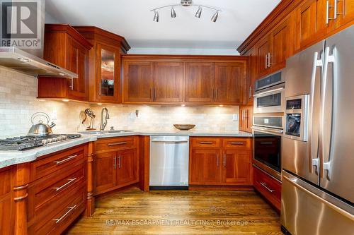 129 Parkview Drive, Hamilton (Parkview), ON - Indoor Photo Showing Kitchen With Stainless Steel Kitchen With Double Sink With Upgraded Kitchen