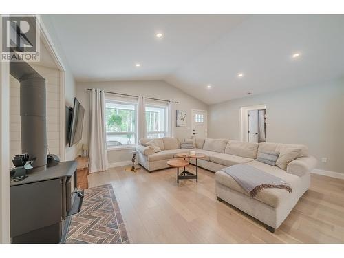 4878 Gloinnzun Drive, 108 Mile Ranch, BC - Indoor Photo Showing Living Room