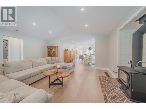 4878 Gloinnzun Drive, 108 Mile Ranch, BC - Indoor Photo Showing Living Room