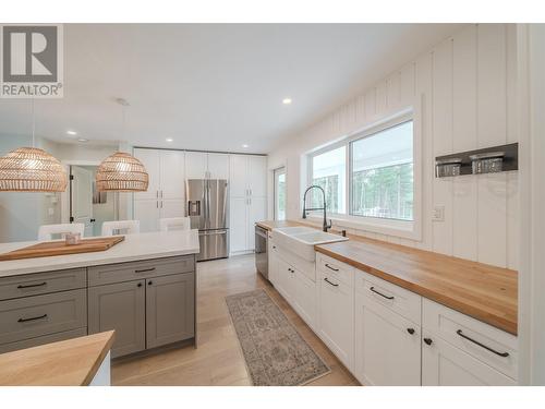 4878 Gloinnzun Drive, 108 Mile Ranch, BC - Indoor Photo Showing Kitchen