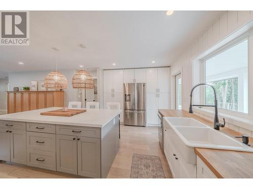 4878 Gloinnzun Drive, 108 Mile Ranch, BC - Indoor Photo Showing Kitchen With Double Sink With Upgraded Kitchen