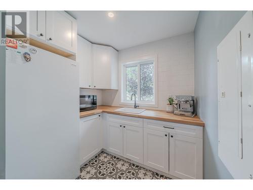 4878 Gloinnzun Drive, 108 Mile Ranch, BC - Indoor Photo Showing Kitchen