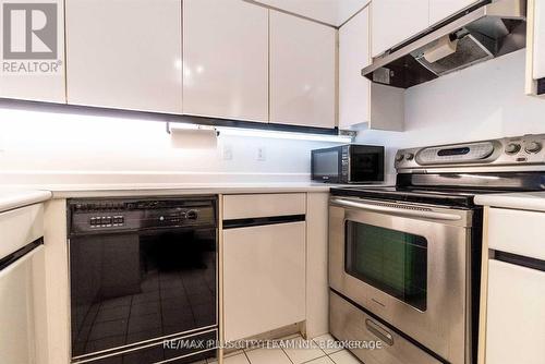 401 - 7 Carlton Street, Toronto, ON - Indoor Photo Showing Kitchen