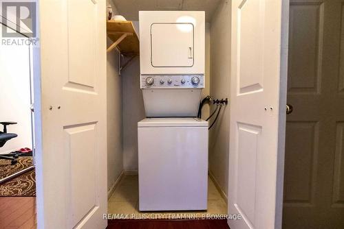 401 - 7 Carlton Street, Toronto, ON - Indoor Photo Showing Laundry Room