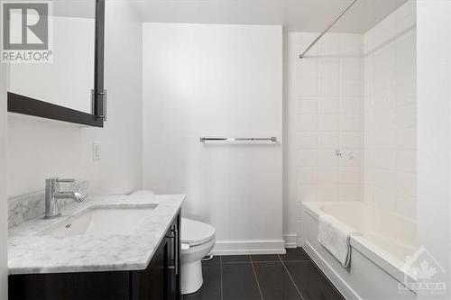 40 Nepean Street Unit#1003, Ottawa, ON - Indoor Photo Showing Bathroom