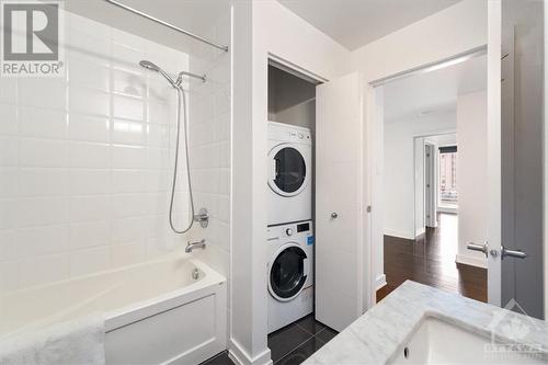 40 Nepean Street Unit#1003, Ottawa, ON - Indoor Photo Showing Laundry Room