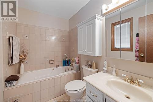 1537 Rosati, Lasalle, ON - Indoor Photo Showing Bathroom