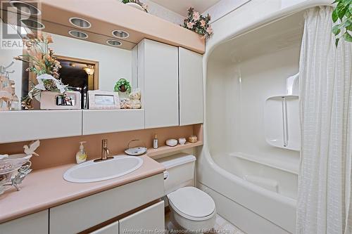 1537 Rosati, Lasalle, ON - Indoor Photo Showing Bathroom