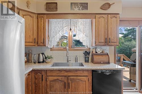 1537 Rosati, Lasalle, ON - Indoor Photo Showing Kitchen