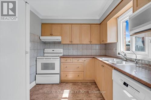 30 Aurora Place, Brampton (Heart Lake West), ON - Indoor Photo Showing Kitchen With Double Sink